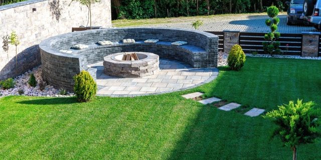 gradini socializare Proiectare și asistență Peisagistică, Amenajare grădină, Amenajare spatii verzi industriale, Rulouri de gazon, Sisteme de irigații profesionale, Iluminat arhitectural pentru grădină, Întreținere spații verzi, Defrisare terenuri, Acoperisuri verzi