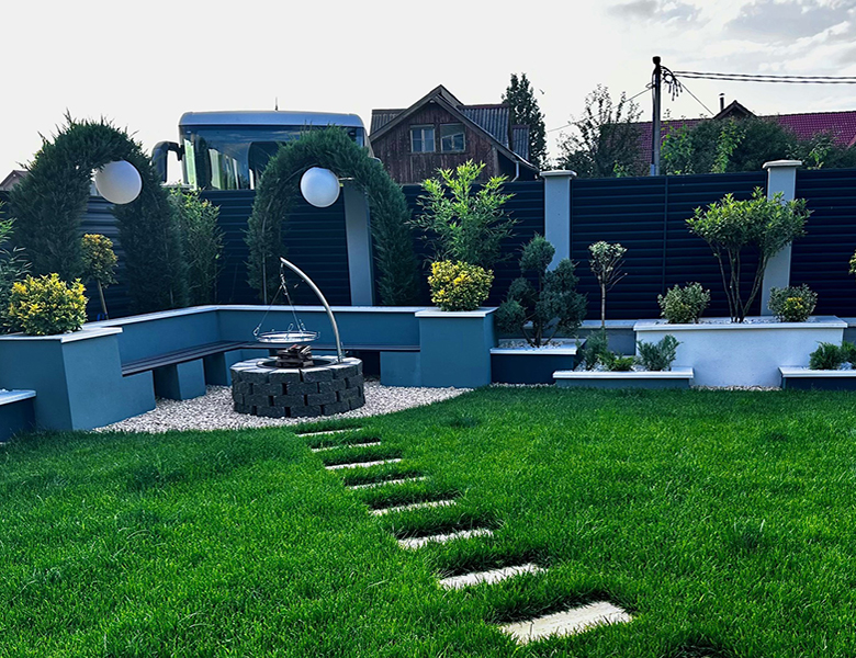 Proiectare și asistență Peisagistică, Amenajare grădină, Amenajare spatii verzi industriale, Rulouri de gazon, Sisteme de irigații profesionale, Iluminat arhitectural pentru grădină, Întreținere spații verzi, Defrisare terenuri, Acoperisuri verzi